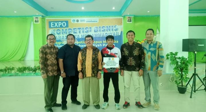 Rektor UMPalopo Serahkan Bonus Kepada Mahasiswa Prodi Pendidikan Jasmani Peraih Medali Pada POMNAS di Padang